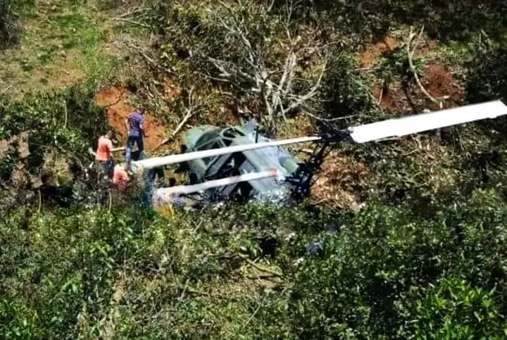 Helicóptero cayó con dos ocupantes en la cordillera de San Clemente: piloto se encontraría en estado grave