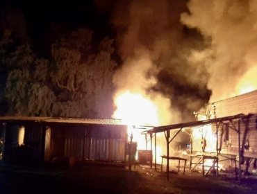 Ataque incendiario a una empresa de agua potable rural dejó una bodega y una retroexcavadora quemada en Victoria