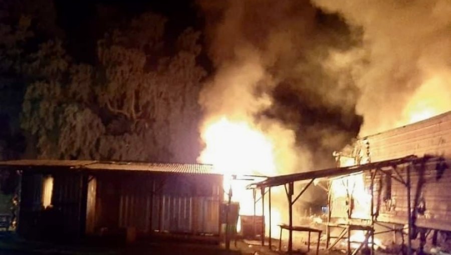 Ataque incendiario a una empresa de agua potable rural dejó una bodega y una retroexcavadora quemada en Victoria