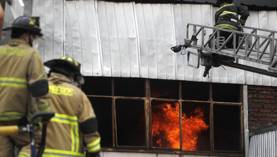 Incendio consumió bodega de Comisaría de Carabineros de Lo Prado donde acopiaban "especies en desuso"