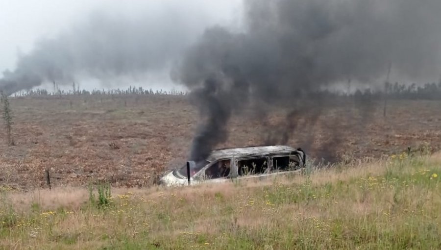 Encapuchados armados incendiaron tres camiones forestales, dos furgones y una retroexcavadora en ruta Los Sauces-Traiguén