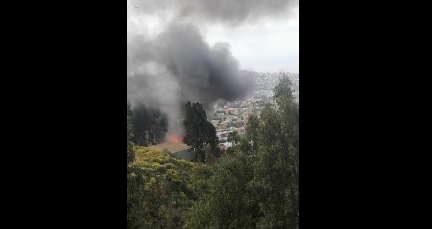 Incendio consume completamente una vivienda en el cerro Florida de Valparaíso: llamas también afectan a un vehículo