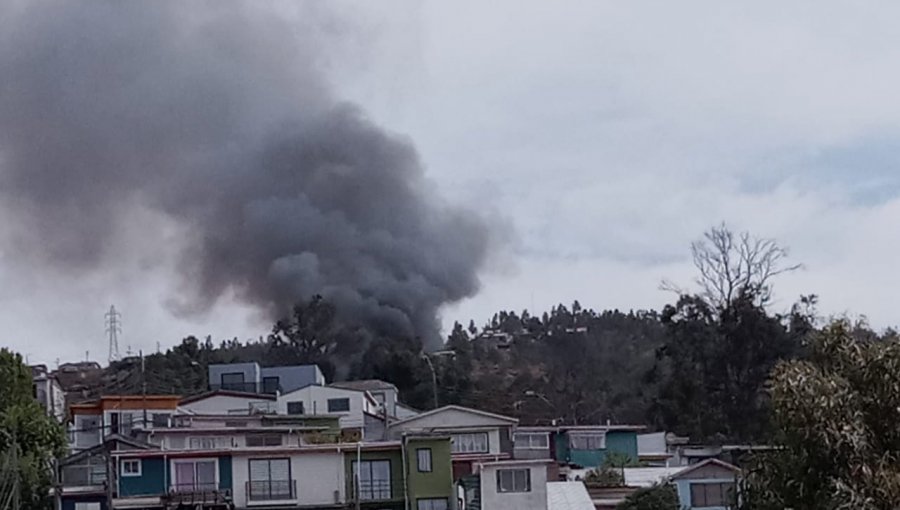 Detienen a hombre que a balazos intentó evitar que bomberos extinguiera incendio de una vivienda en el cerro Florida de Valparaíso
