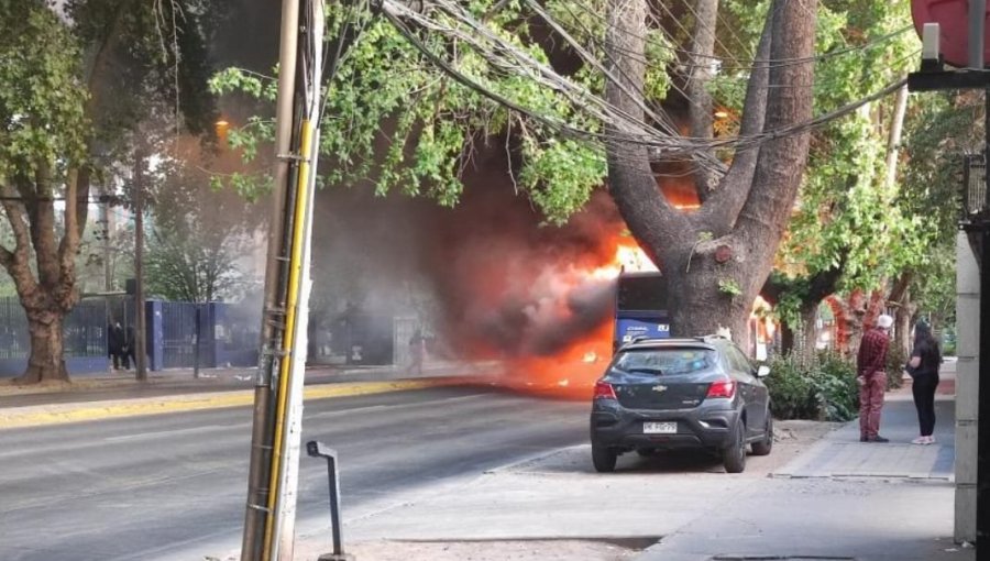 Encapuchados quemaron un bus del transporte público con bomba molotov durante manifestación en Macul