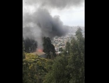 Incendio consume completamente una vivienda en el cerro Florida de Valparaíso: llamas también afectan a un vehículo