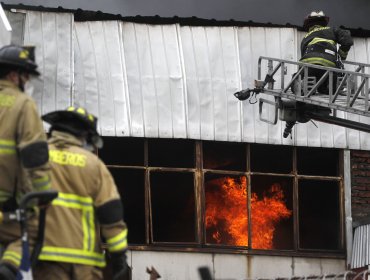 Incendio consumió bodega de Comisaría de Carabineros de Lo Prado donde acopiaban "especies en desuso"