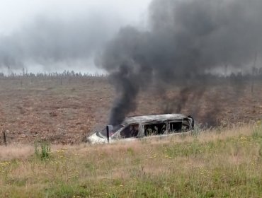 Encapuchados armados incendiaron tres camiones forestales, dos furgones y una retroexcavadora en ruta Los Sauces-Traiguén