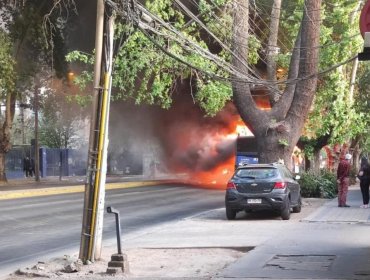 Encapuchados quemaron un bus del transporte público con bomba molotov durante manifestación en Macul