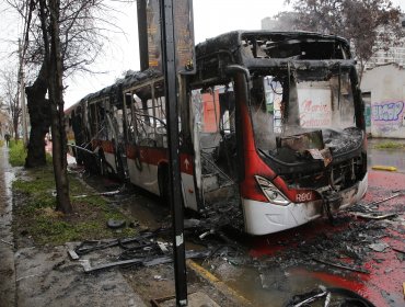 Desconocidos quemaron un bus de Transantiago en la comuna de Pedro Aguirre Cerda