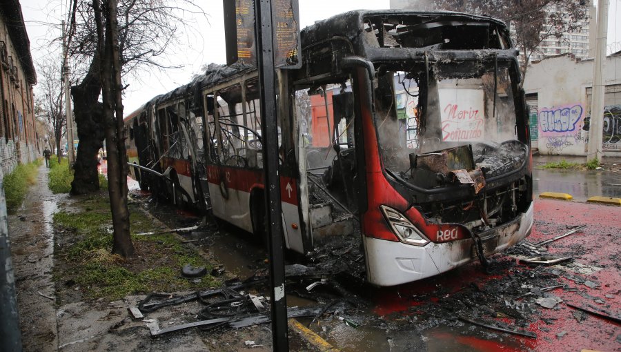 Desconocidos quemaron un bus de Transantiago en la comuna de Pedro Aguirre Cerda