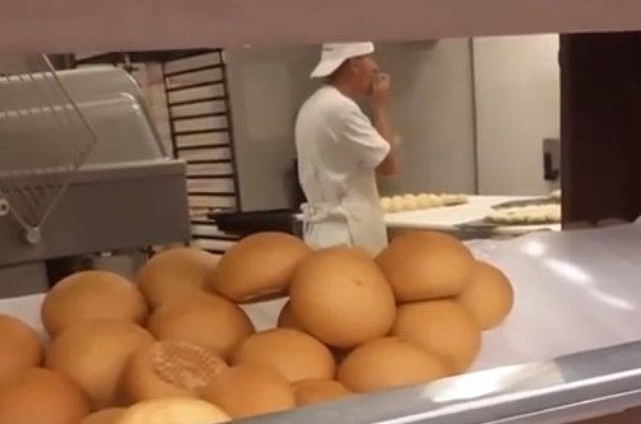 Prohíben funcionamiento a panadería de supermercado en Antofagasta tras video donde trabajador lame las masas