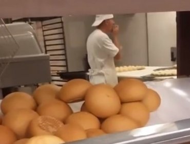 Prohíben funcionamiento a panadería de supermercado en Antofagasta tras video donde trabajador lame las masas