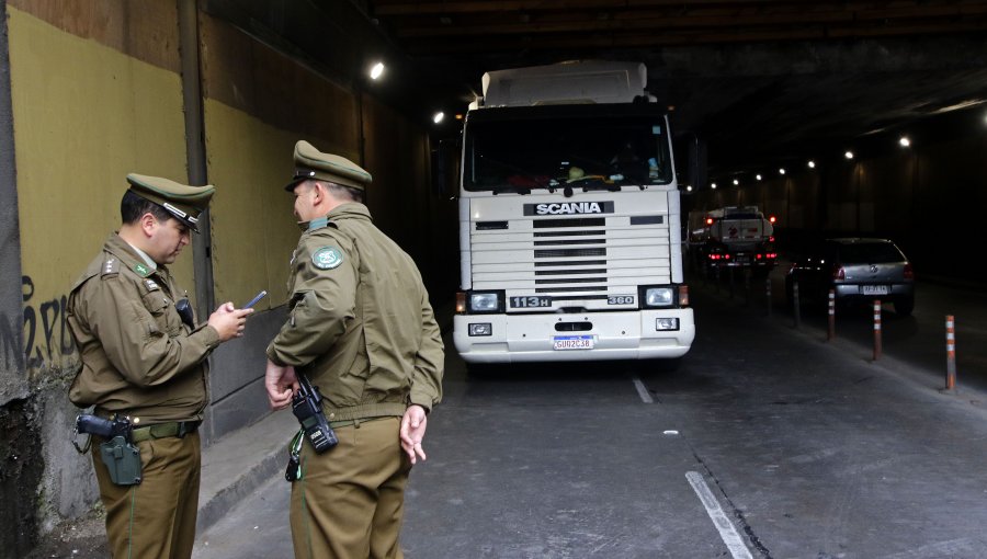 Camión se atascó en paso bajo nivel y generó alta congestión vehicular en Providencia