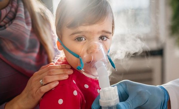 "Tripledemia": El ataque múltiple de virus respiratorios que satura los hospitales de niños en EE.UU. y algunos países de Sudamérica