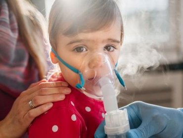 "Tripledemia": El ataque múltiple de virus respiratorios que satura los hospitales de niños en EE.UU. y algunos países de Sudamérica