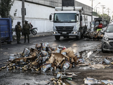 Camión perdió su carga y miles de latas de cervezas cayeron a la calle en Lo Valledor
