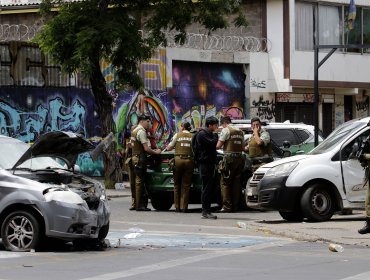 Con cuatro detenidos culminó una persecución, colisión y balacera en el centro de Santiago: 2 mujeres fueron atropelladas