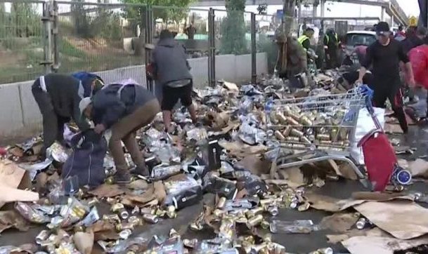 Fiscalía formalizará a 9 personas por robo a camión que volcó con cervezas en Pedro Aguirre Cerda