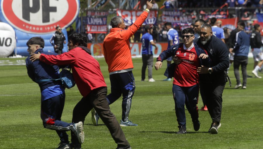 Árbitro denunció a hinchas de la "U" por agredirlo e invadir la cancha durante duelo ante Cobresal