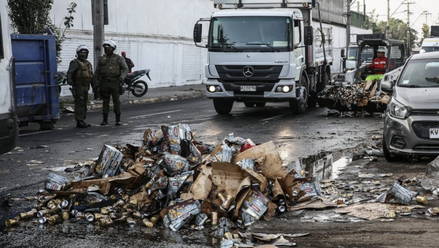 Camión perdió su carga y miles de latas de cervezas cayeron a la calle en Lo Valledor