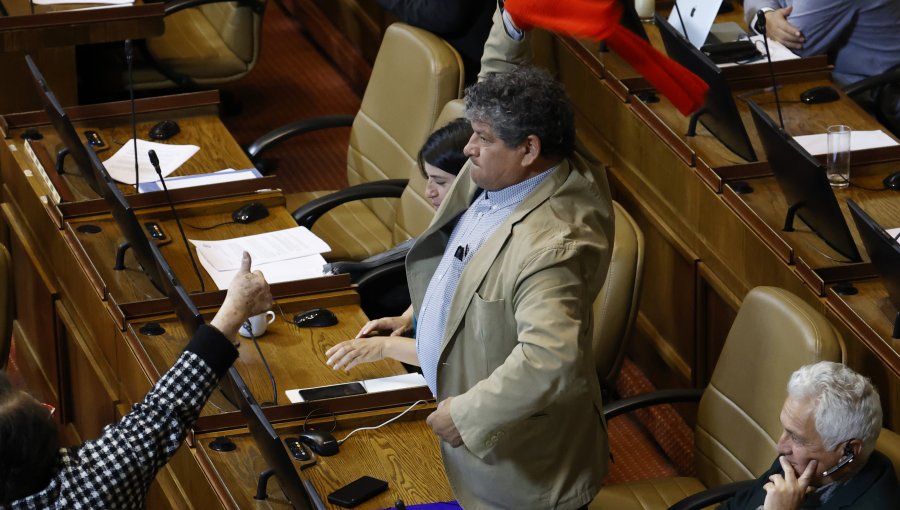 "No estaba en sus mejores condiciones": Alinco fue expulsado de la bancada de diputados del PPD tras polémica en la Cámara