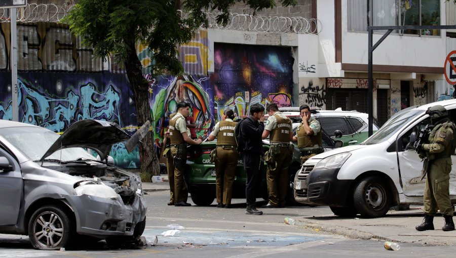 Con cuatro detenidos culminó una persecución, colisión y balacera en el centro de Santiago: 2 mujeres fueron atropelladas
