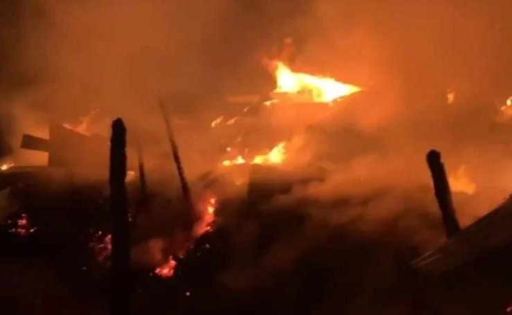 Una casa particular, dos galpones, un camión y un aserradero fueron incendiados en parcela de Lautaro
