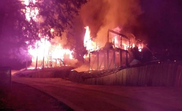 Resistencia Mapuche Pehuenche se adjudicó ataque incendiario a cuatro cabañas en Lonquimay