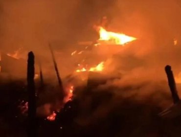 Una casa particular, dos galpones, un camión y un aserradero fueron incendiados en parcela de Lautaro