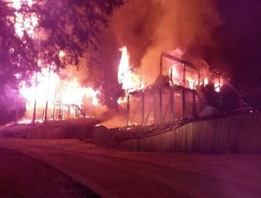 Resistencia Mapuche Pehuenche se adjudicó ataque incendiario a cuatro cabañas en Lonquimay