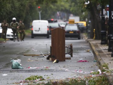 Encapuchados y overoles blancos lanzaron más de 40 bombas molotov a Carabineros en el exterior del Liceo de Aplicación