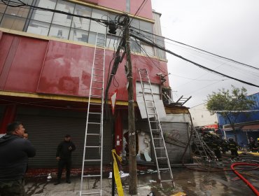Incendio afectó a mall chino en el Barrio Meiggs: presencia de vendedores ambulantes dificultó el trabajo de Bomberos