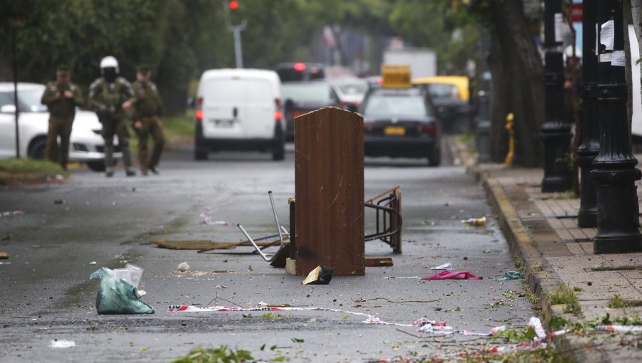 Encapuchados y overoles blancos lanzaron más de 40 bombas molotov a Carabineros en el exterior del Liceo de Aplicación