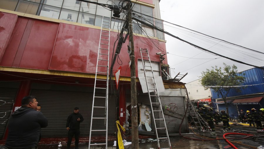 Incendio afectó a mall chino en el Barrio Meiggs: presencia de vendedores ambulantes dificultó el trabajo de Bomberos