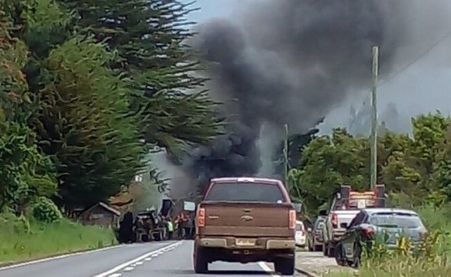 Camión fue destruido tras ataque en ruta que une a Cañete y Contulmo: encapuchados armados intimidaron a conductor