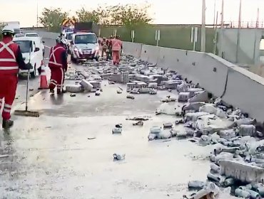 Nuevamente un camión pierde su carga y deja cientos de latas de cerveza en la calle: automovilistas se detuvieron para hurtarlas