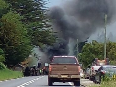 Camión fue destruido tras ataque en ruta que une a Cañete y Contulmo: encapuchados armados intimidaron a conductor