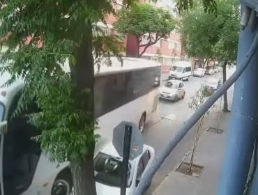 "Es inaceptable": Gobierno se querellará tras agresión de conductor de bus a fiscalizadores en el centro de Santiago