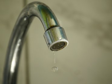 Anuncian corte de agua en sectores de La Reina por reparación de emergencia tras rotura de matriz