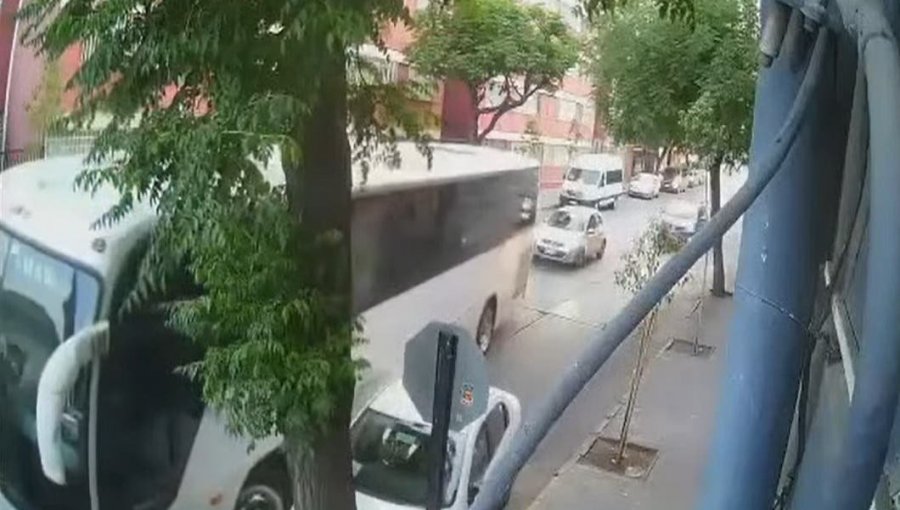 "Es inaceptable": Gobierno se querellará tras agresión de conductor de bus a fiscalizadores en el centro de Santiago