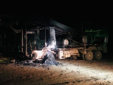 Reportan primer atentado incendiario en la región de Ñuble: camión con grúa resultó totalmente destruido