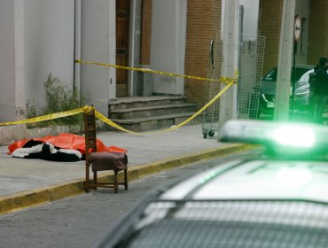 Robo con homicidio en Estación Central: delincuentes mataron de diversas puñaladas a hombre que compartía con amigos