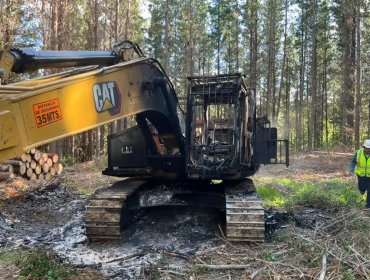 Una máquina forestal resultó destruida tras ataque al interior de fundo en el sector costero de Merquiche