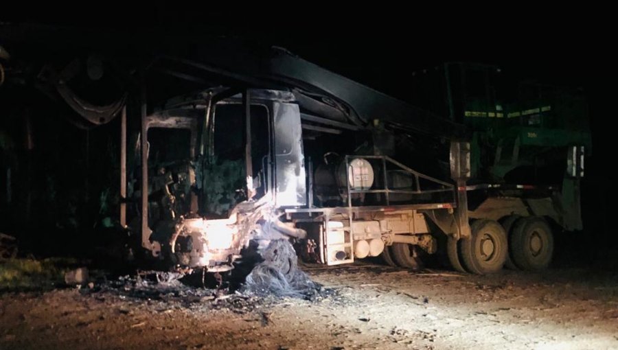 Reportan primer atentado incendiario en la región de Ñuble: camión con grúa resultó totalmente destruido