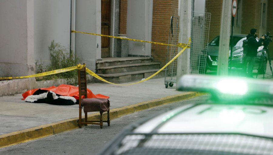 Robo con homicidio en Estación Central: delincuentes mataron de diversas puñaladas a hombre que compartía con amigos