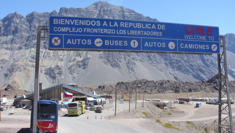 Paso Los Libertadores fue cerrado por "previsiones climáticas de nevadas y neblina en alta montaña"