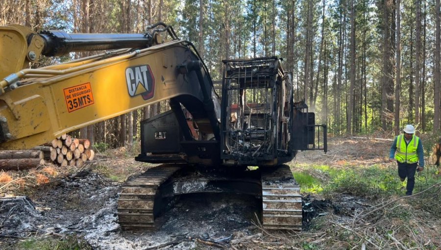 Una máquina forestal resultó destruida tras ataque al interior de fundo en el sector costero de Merquiche