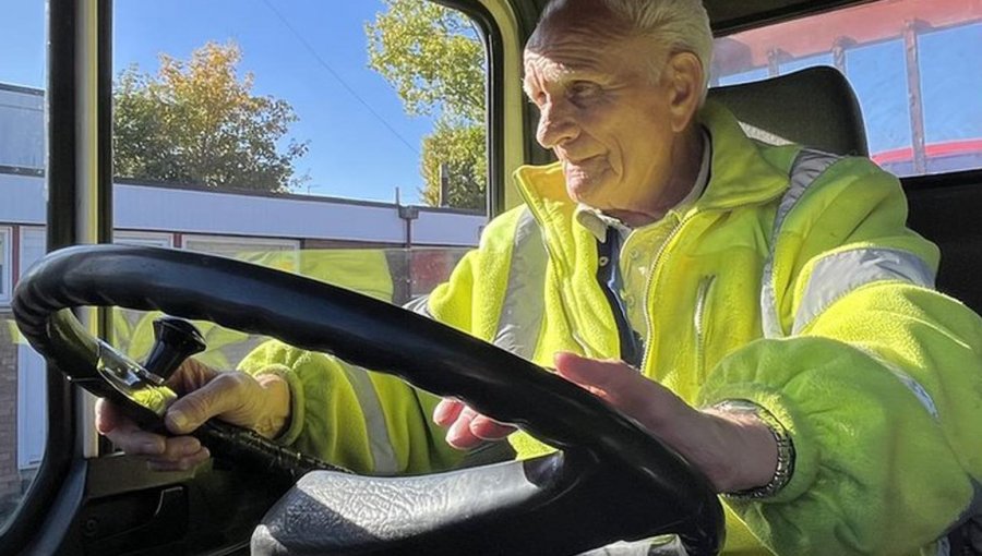 “No necesito GPS ni mapa, todo lo tengo en la cabeza”: El camionero de 90 años que se rehúsa a jubilarse y a entrar en los Guinness
