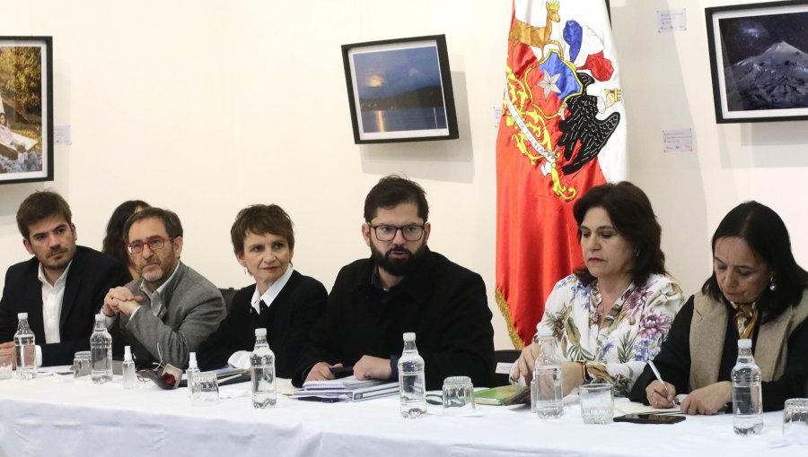 Presidente Boric se reunió con parlamentarios y alcaldes de la Provincia de Cautín en centro cultural de Villarrica
