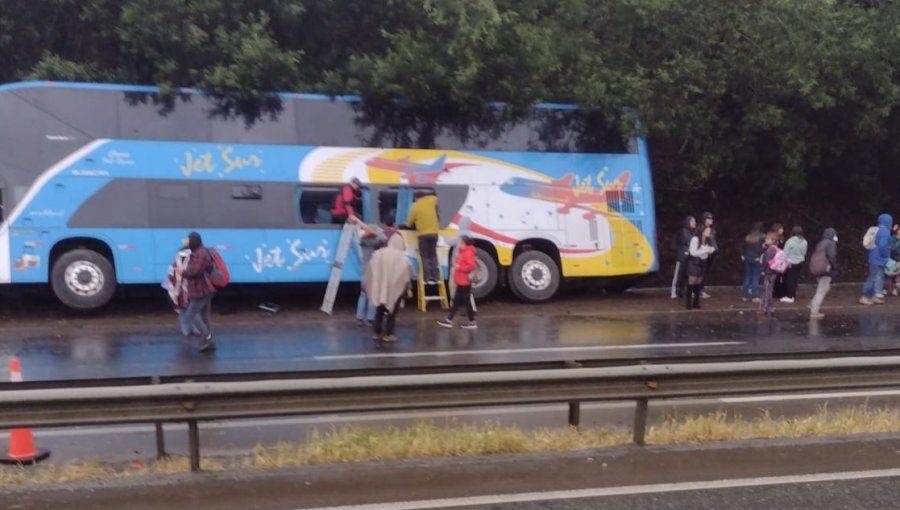Accidente de un bus cerca de Loncoche dejó a dos personas lesionadas